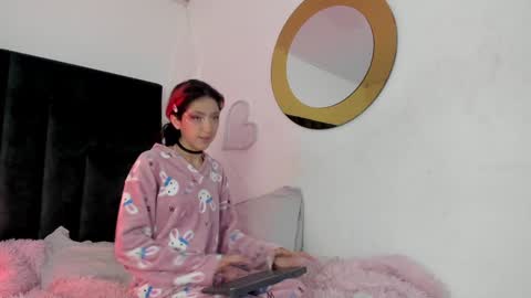 Snapshot of bonniecute_ chatting on December 28, 2024, 11:52 am online show from December 28, 2024, 11:52 am