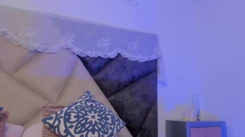 Snapshot of bonniecute_ chatting on September 19, 2025, 12:23 am online show from September 19, 2025, 12:23 am