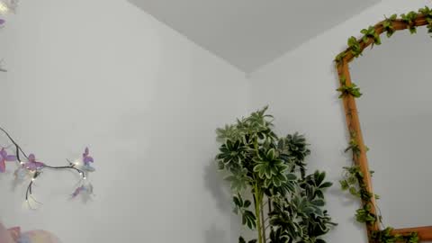 Snapshot of bonniecute_ chatting on October 12, 2025, 11:48 pm online show from October 12, 2025, 11:48 pm