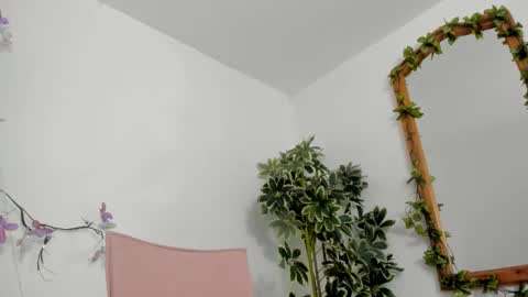 Snapshot of bonniecute_ chatting on October 14, 2025, 12:00 am online show from October 14, 2025, 12:00 am