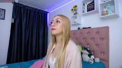 Snapshot of bonny_clyde_xx_ chatting on October 24, 2025, 3:25 am Soffy Brooks Independent model online show from October 24, 2025, 3:25 am