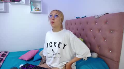 Snapshot of bonny_clyde_xx_ chatting on October 28, 2025, 5:11 am Soffy Brooks Independent model online show from October 28, 2025, 5:11 am