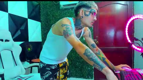 boy_tatto77 online show from March 10, 2026, 1:05 pm