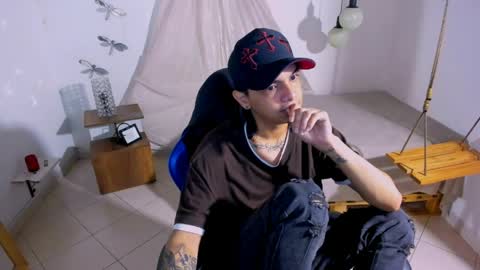 Snapshot of brand_hades chatting on May 19, 2026, 1:56 am B R A N D online show from May 19, 2026, 1:56 am