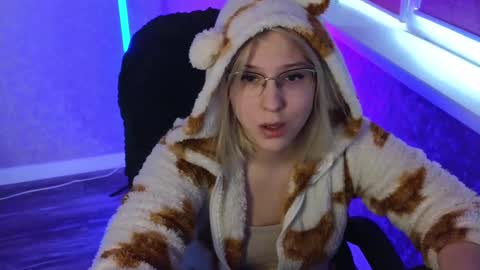 Snapshot of brandy__stars chatting on February 20, 2025, 4:07 am Belle online show from February 20, 2025, 4:07 am