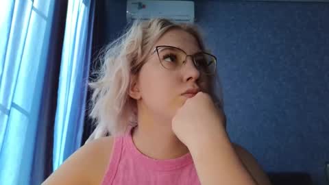 Snapshot of brandy__stars chatting on September 19, 2025, 5:42 am Belle online show from September 19, 2025, 5:42 am