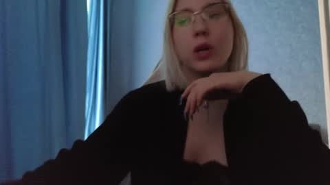 Snapshot of brandy__stars chatting on October 20, 2025, 5:52 am Belle online show from October 20, 2025, 5:52 am