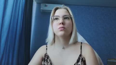 Snapshot of brandy__stars chatting on November 16, 2025, 5:13 am Belle online show from November 16, 2025, 5:13 am