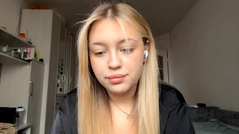 Snapshot of brendelle chatting on April 6, 2026, 7:20 am Mia online show from April 6, 2026, 7:20 am