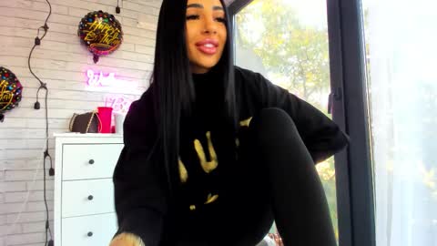 Snapshot of britney_charm chatting on October 17, 2025, 6:05 am britney_charm online show from October 17, 2025, 6:05 am