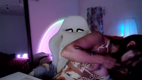 Snapshot of britneydivine chatting on May 24, 2026, 6:35 pm Britney online show from May 24, 2026, 6:35 pm