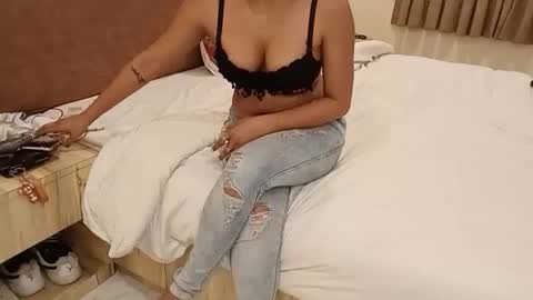 Chocolate couple online show from March 28, 2026, 10:04 am