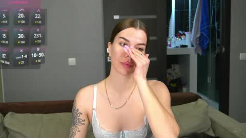 Snapshot of brunette_from_the_moon chatting on April 5, 2026, 9:56 pm Alice online show from April 5, 2026, 9:56 pm