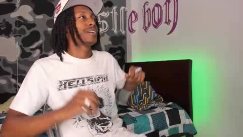 Snapshot of bryxxxon1 chatting on December 16, 2025, 10:59 pm Bryxon online show from December 16, 2025, 10:59 pm