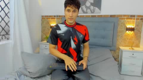 Snapshot of buddy_whitte chatting on February 7, 2025, 5:29 pm Buddy Whitte online show from February 7, 2025, 5:29 pm