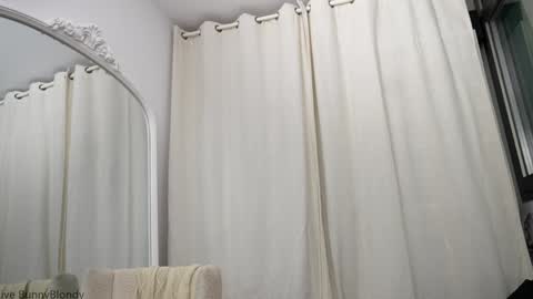 Snapshot of bunnyblondy chatting on October 16, 2025, 8:37 am Anaiz online show from October 16, 2025, 8:37 am