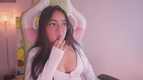 Snapshot of buttercup_li_ chatting on November 12, 2025, 7:24 pm zafiro online show from November 12, 2025, 7:24 pm