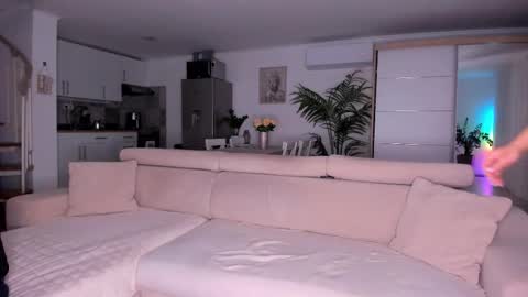 Nicolah  Steven Bond online show from November 14, 2025, 7:45 pm