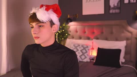Snapshot of call__me_leo chatting on December 15, 2024, 7:35 am Call me Leo online show from December 15, 2024, 7:35 am