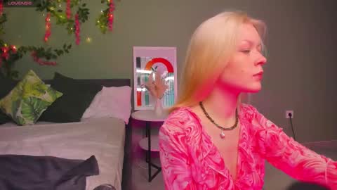 Snapshot of callista_a chatting on November 19, 2025, 11:10 am Robin online show from November 19, 2025, 11:10 am