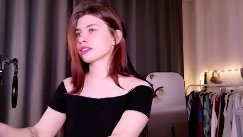 Snapshot of callmetori chatting on December 17, 2025, 8:42 am Frida online show from December 17, 2025, 8:42 am