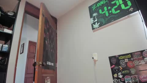 Snapshot of callsmoke chatting on December 19, 2024, 7:18 pm Emma online show from December 19, 2024, 7:18 pm