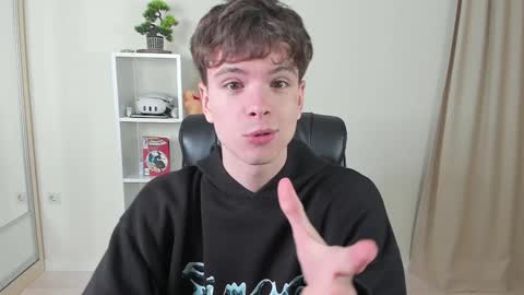 Snapshot of calvin_loves_you chatting on February 7, 2025, 7:06 pm Hey I am Calvin online show from February 7, 2025, 7:06 pm