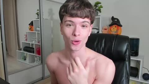 Snapshot of calvin_loves_you chatting on February 23, 2025, 10:09 pm Hey I am Calvin online show from February 23, 2025, 10:09 pm