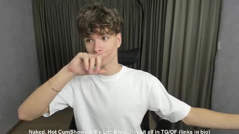 Snapshot of calvin_loves_you chatting on October 12, 2025, 2:16 pm Hey I am Calvin online show from October 12, 2025, 2:16 pm