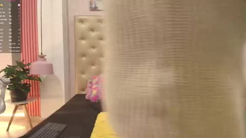 Snapshot of camii_raux chatting on December 2, 2025, 1:55 am CA M I online show from December 2, 2025, 1:55 am