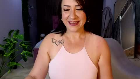 Snapshot of camil_milfdream chatting on June 18, 2026, 11:14 am Camil online show from June 18, 2026, 11:14 am