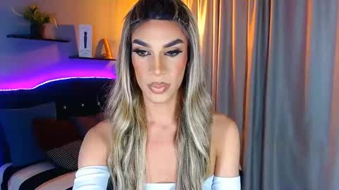 Snapshot of camila_hoottie chatting on January 21, 2025, 3:37 am Camila online show from January 21, 2025, 3:37 am