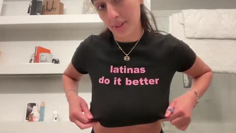 Snapshot of camiliakxoxo chatting on February 20, 2025, 4:07 am camiliakxoxo online show from February 20, 2025, 4:07 am