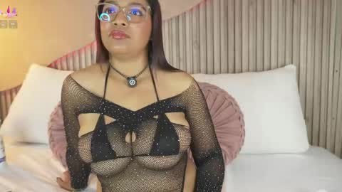 Canela Hot  online show from April 28, 2026, 12:32 pm