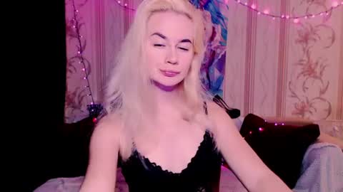 Snapshot of carinfox chatting on June 19, 2026, 5:28 pm Carin online show from June 19, 2026, 5:28 pm