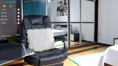 Snapshot of carlaxxx1 chatting on October 5, 2025, 8:40 pm wendymilf online show from October 5, 2025, 8:40 pm