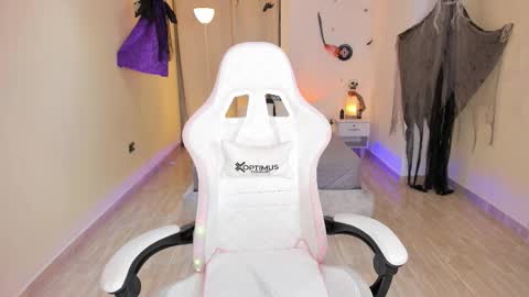 Snapshot of carleewinter chatting on October 28, 2025, 1:53 am Alejandra online show from October 28, 2025, 1:53 am