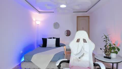 Alejandra online show from April 28, 2026, 1:37 am