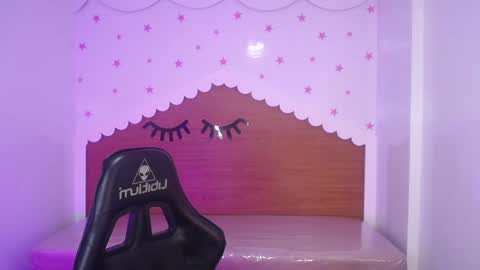 Snapshot of carlie_mayer chatting on October 4, 2025, 3:15 am CARLYE online show from October 4, 2025, 3:15 am