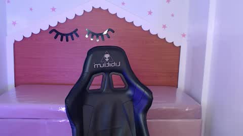 Snapshot of carlie_mayer chatting on October 16, 2025, 3:18 am CARLYE online show from October 16, 2025, 3:18 am