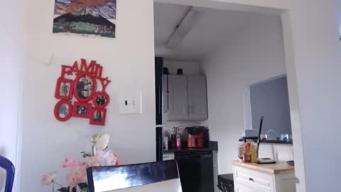 Snapshot of carliecreams chatting on April 5, 2026, 12:02 pm Carlie online show from April 5, 2026, 12:02 pm