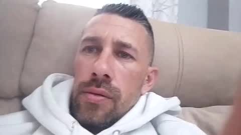 carlosrm440882 online show from April 19, 2026, 11:09 am