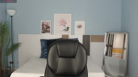 caroline_blair1 online show from April 27, 2026, 12:58 pm