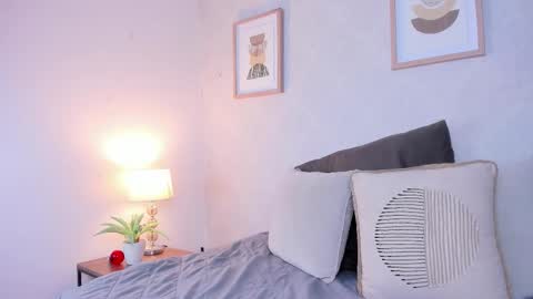  Caroline  online show from November 20, 2025, 11:32 am