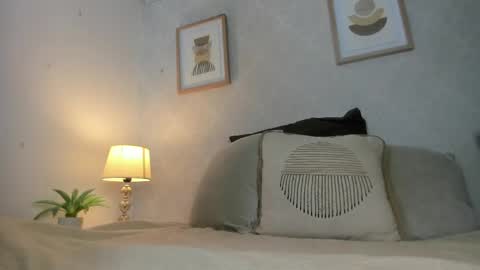 Snapshot of caroline_dh chatting on May 4, 2026, 10:55 am Caroline online show from May 4, 2026, 10:55 am