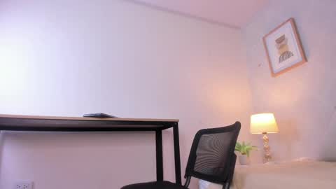 Snapshot of caroline_dh chatting on May 11, 2026, 11:27 am Caroline online show from May 11, 2026, 11:27 am