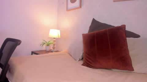 Snapshot of caroline_dh chatting on May 23, 2026, 11:36 am Caroline online show from May 23, 2026, 11:36 am