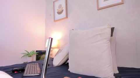 Snapshot of caroline_dh chatting on June 17, 2026, 11:34 am Caroline online show from June 17, 2026, 11:34 am