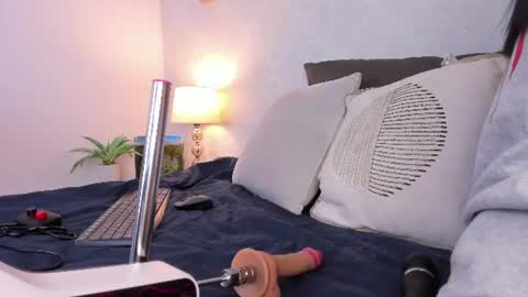 Snapshot of caroline_dh chatting on June 18, 2026, 11:36 am Caroline online show from June 18, 2026, 11:36 am