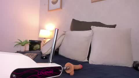 Snapshot of caroline_dh chatting on June 19, 2026, 11:36 am Caroline online show from June 19, 2026, 11:36 am